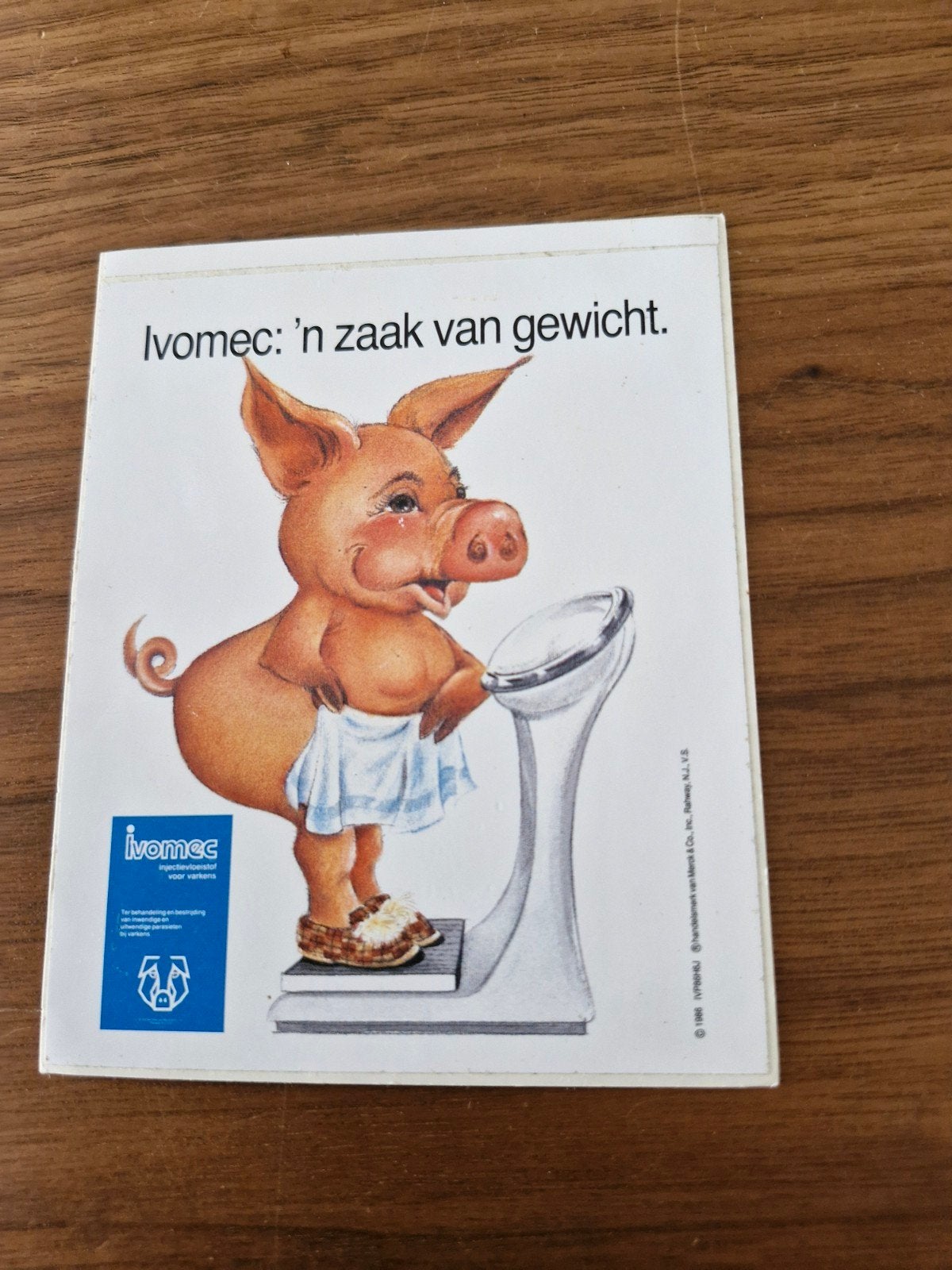 10469  Ivomec Sticker: 'n Zaak van Gewicht - Varken op Weeg, Ophalen of Verzenden, Zo goed als nieuw, Dier en Natuur