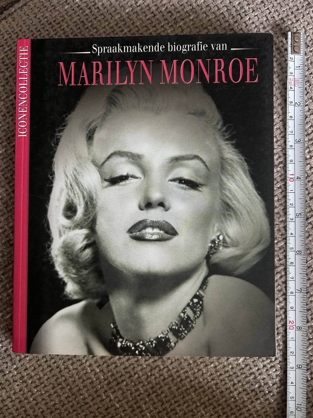 Marilyn Monroe Spraakmakende biografie - Iconencollectie, Ophalen of Verzenden, Nieuw, Film, Tv en Media