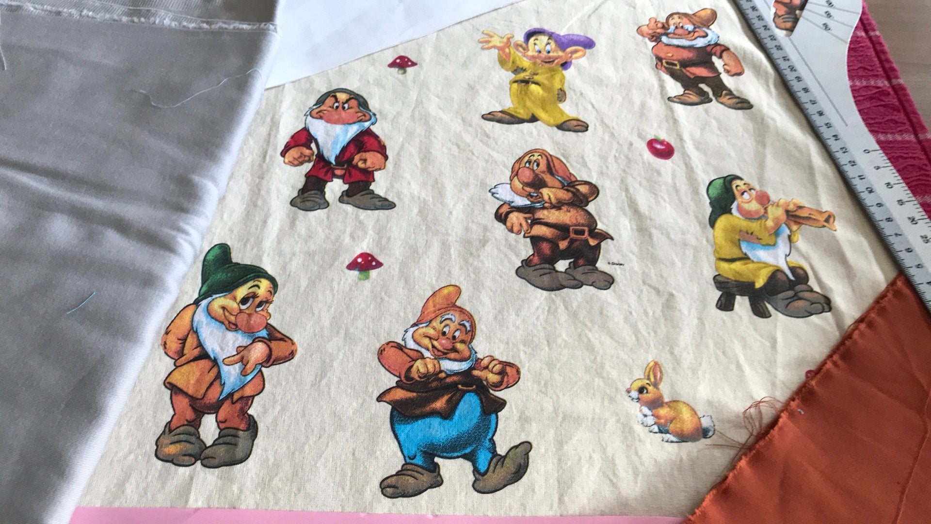 Knutsellapje met de 7 dwergen   (2), Hobby en Vrije tijd, Ophalen of Verzenden, Nieuw, Katoen