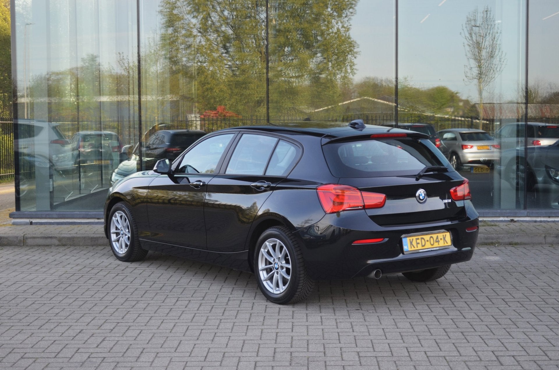 BMW 1-serie 118i Executive | Stoelverwarming | Automaat, Gebruikt, Zwart, Bedrijf, 650 kg