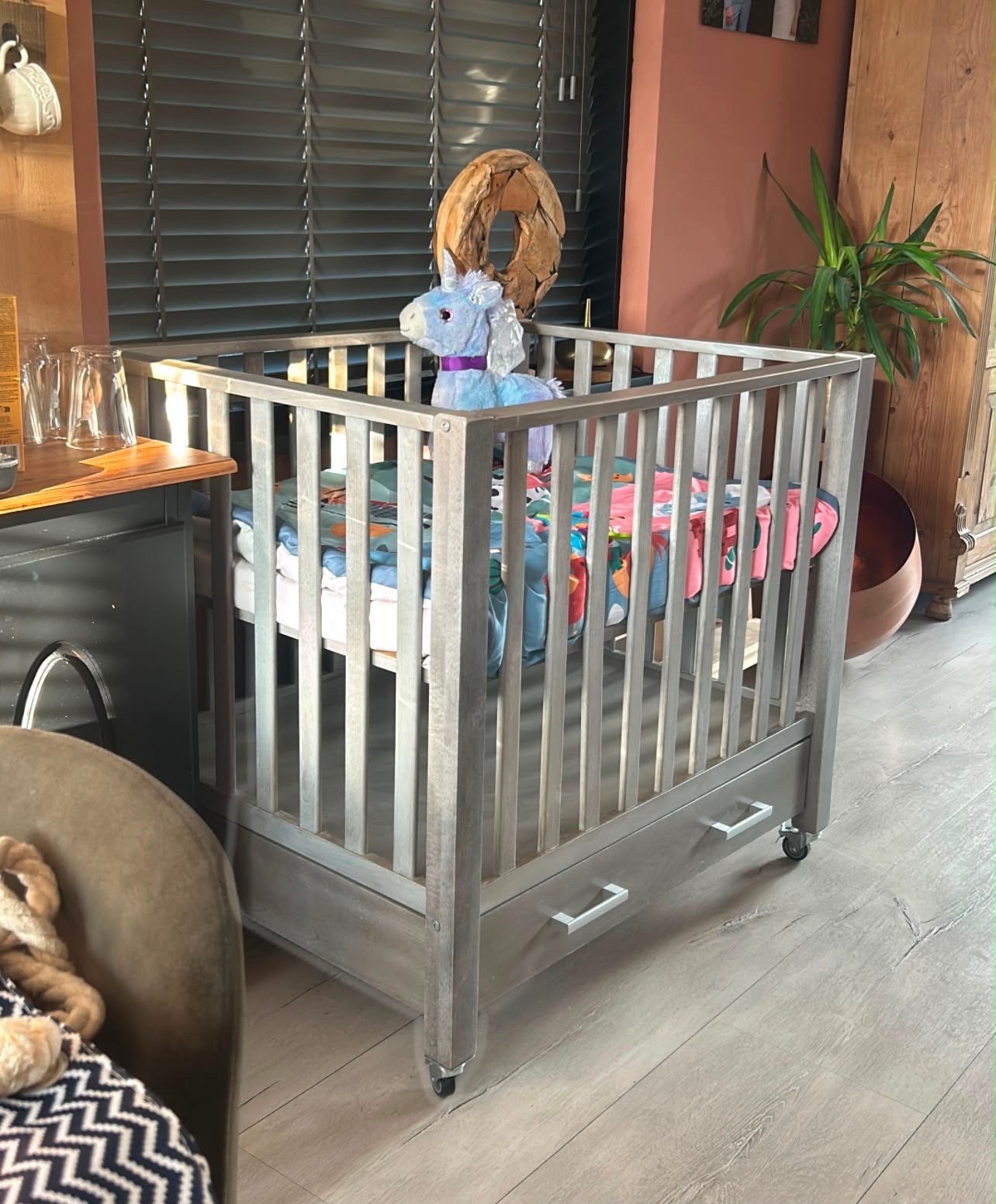 Houten ledikant met lade en wieltjes, Kinderen en Baby's, Babywiegjes en Ledikanten, Ophalen of Verzenden, Gebruikt, Ledikant