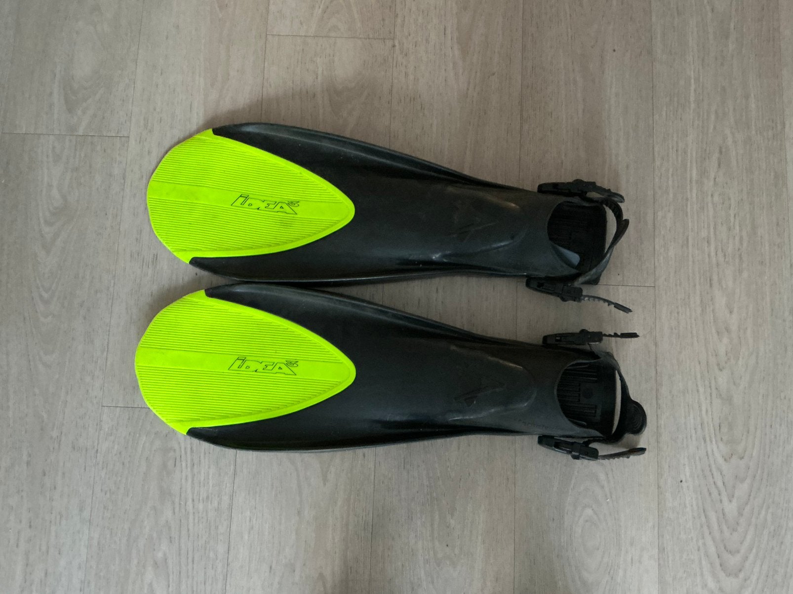 Zwem flippers, Watersport en Boten, Ophalen of Verzenden, Zo goed als nieuw, Zwem- of Duikvliezen