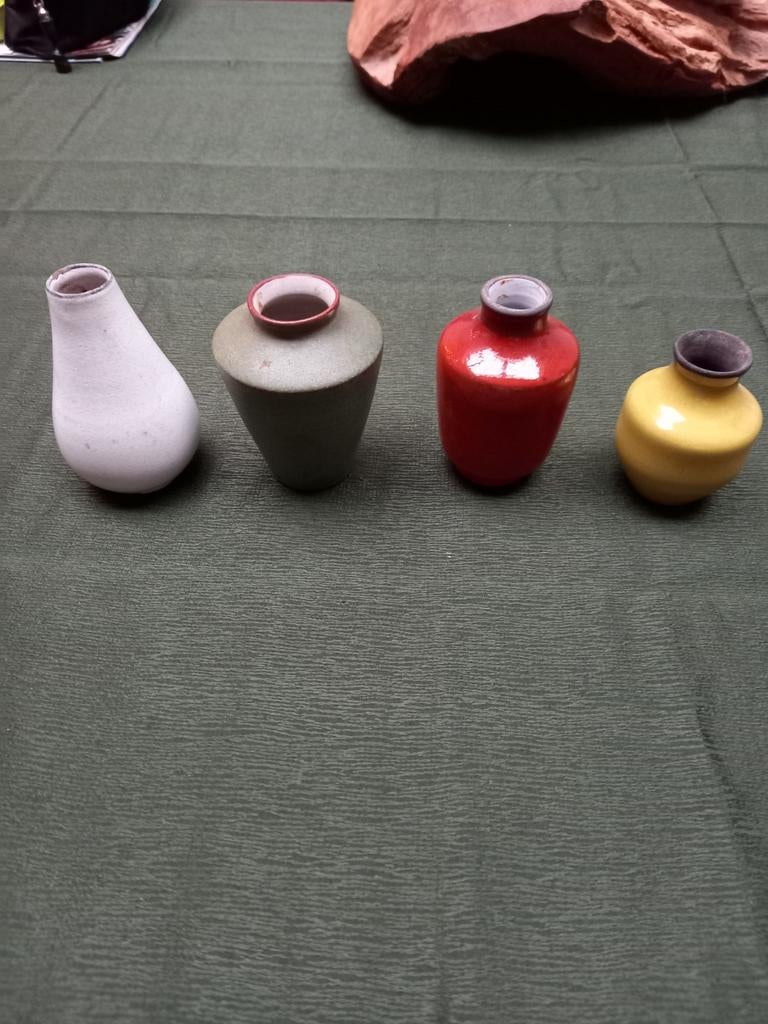 4 vintage kleine aardewerk vaasjes., Gebruikt, Overige kleuren, Aardewerk of Porselein, Ophalen of Verzenden