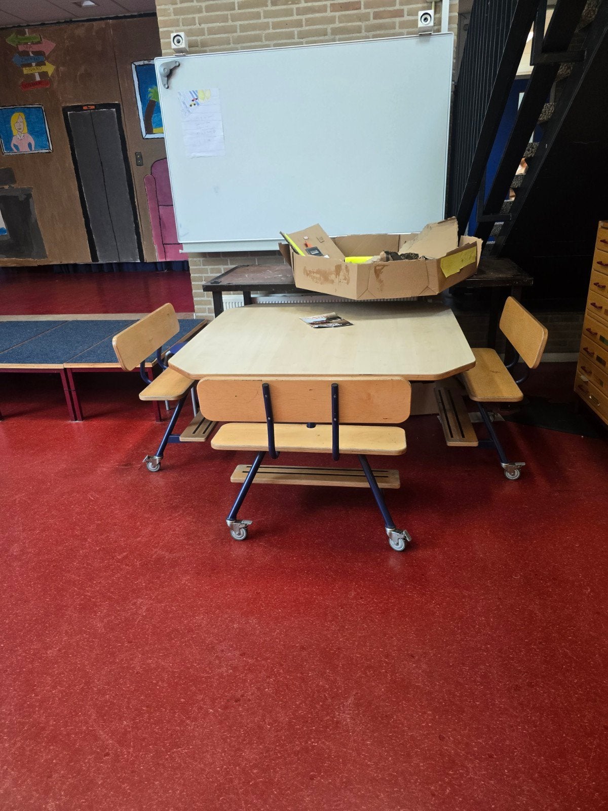 Stevige schooltafel met bankjes op wieltjes, Ophalen