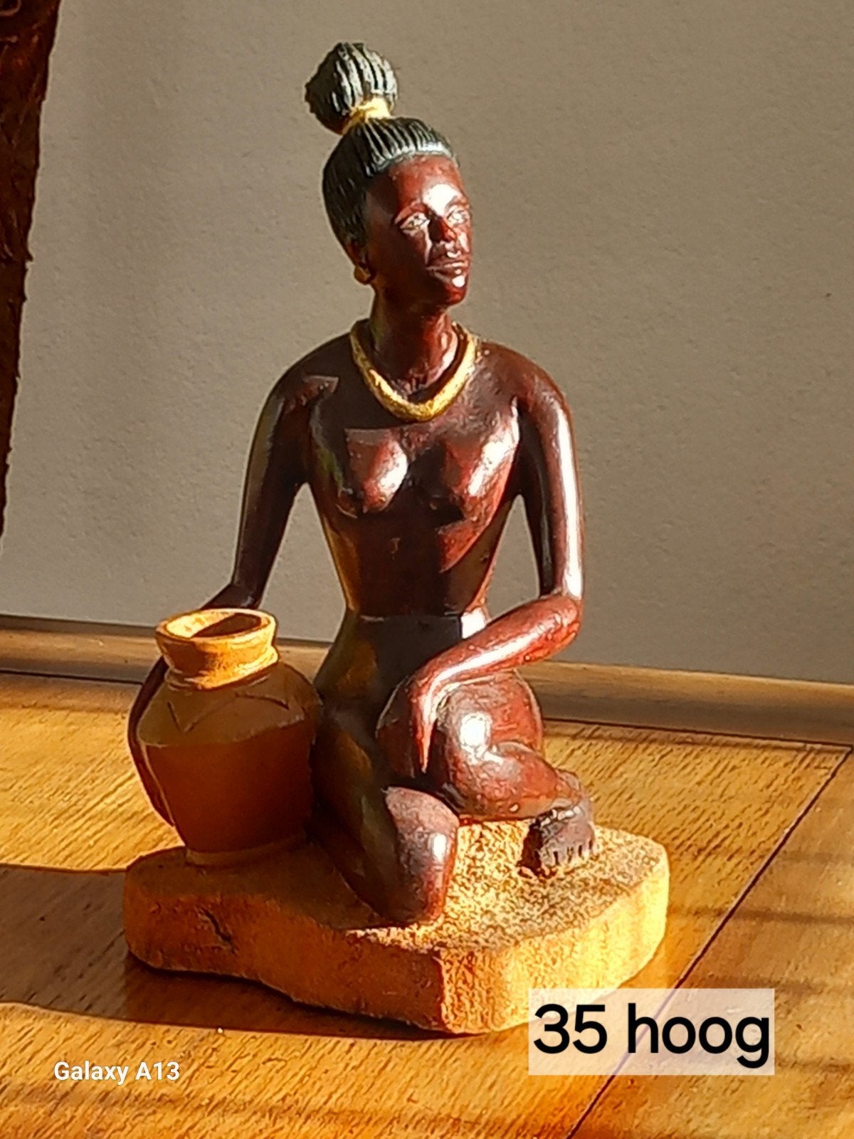 Houten beeld Afrikaanse vrouw met kruik - 35 cm hoog, Antiek en Kunst, Ophalen of Verzenden, Handgemaakt, 20 - 50 cm, Beeld