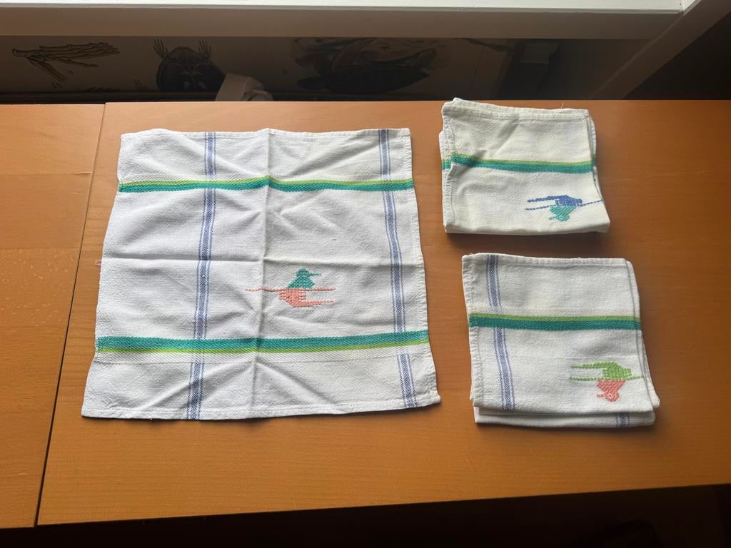 Tafellaken met servetten geborduurde vogels jaren 50/60, Verzamelen, Retro, Ophalen, Huis en Inrichting