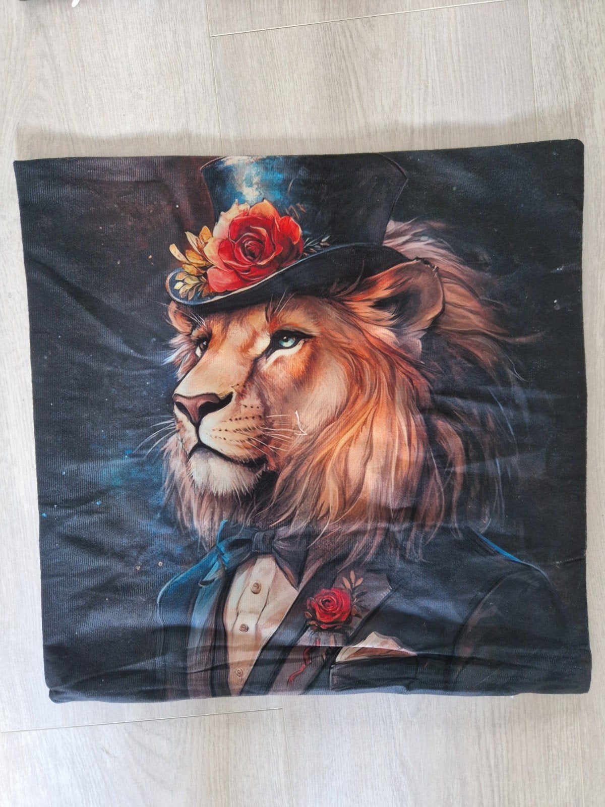 Nieuwe kussenhoes LEEUW met rode roos, Huis en Inrichting, Met print, Meerkleurig, Nieuw, Ophalen of Verzenden