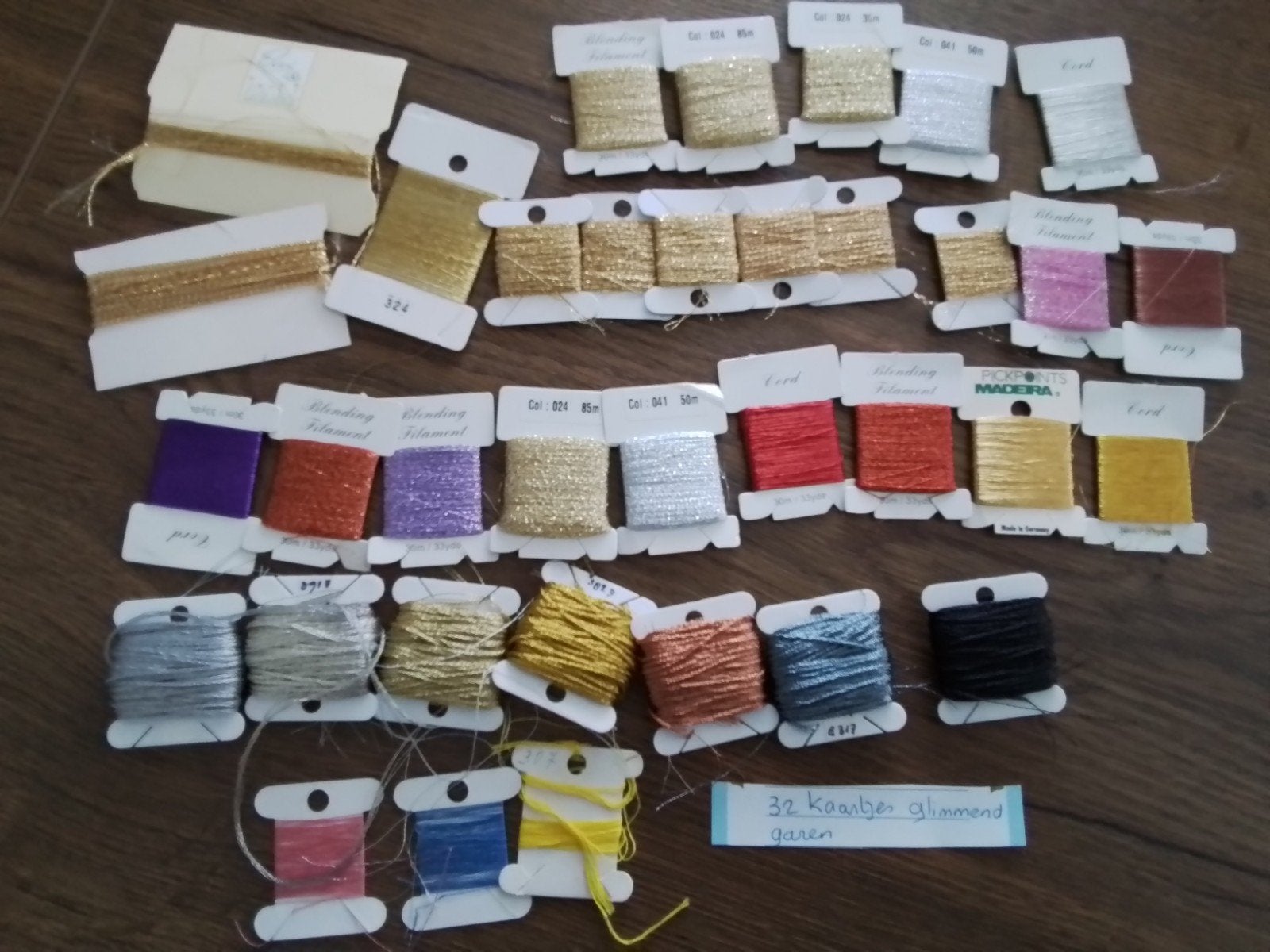32 kaartjes glimmend garen, Ophalen of Verzenden, Zo goed als nieuw, Handborduren, Borduurgaren of Zijde
