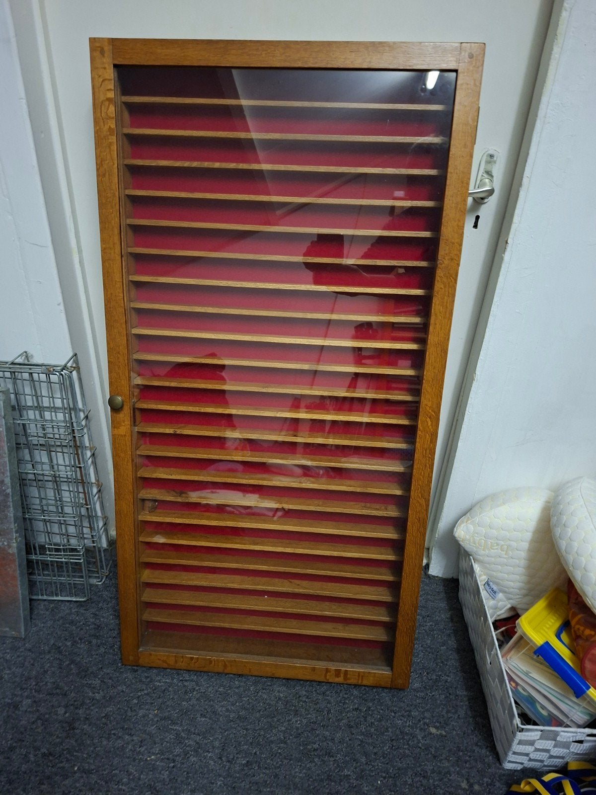 Houten vitrinekast met glazen deur en rode bekleding, Ophalen