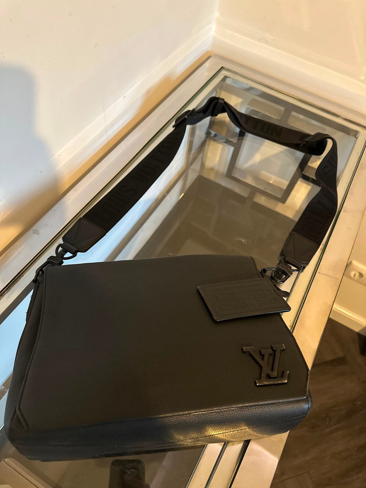Limited zwarte louis Vuitton messenger bag M57080, Ophalen, Zo goed als nieuw, Zwart