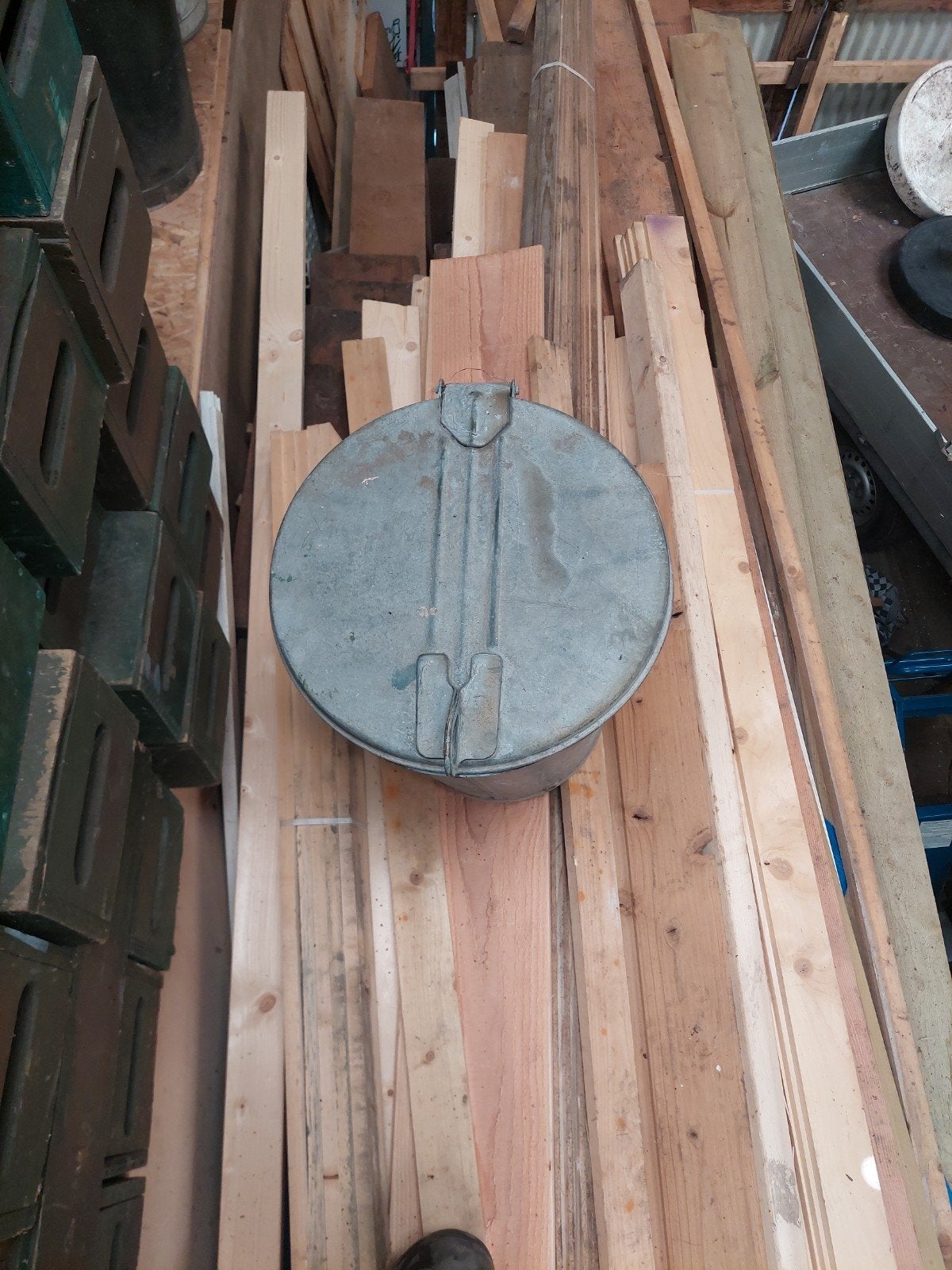 Vintage metalen afvalemmer met deksel, Ophalen