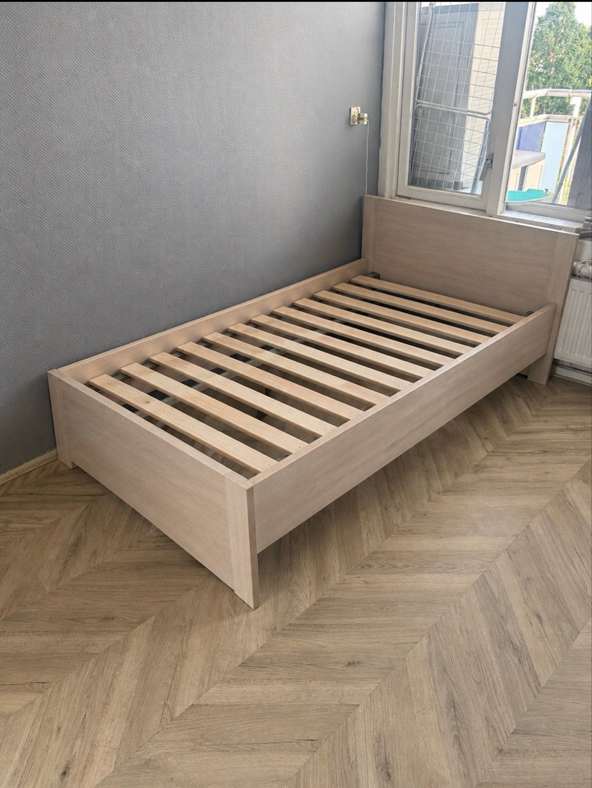 Twijfelaar bed met nachtkastje en bureau - snel ophalen!