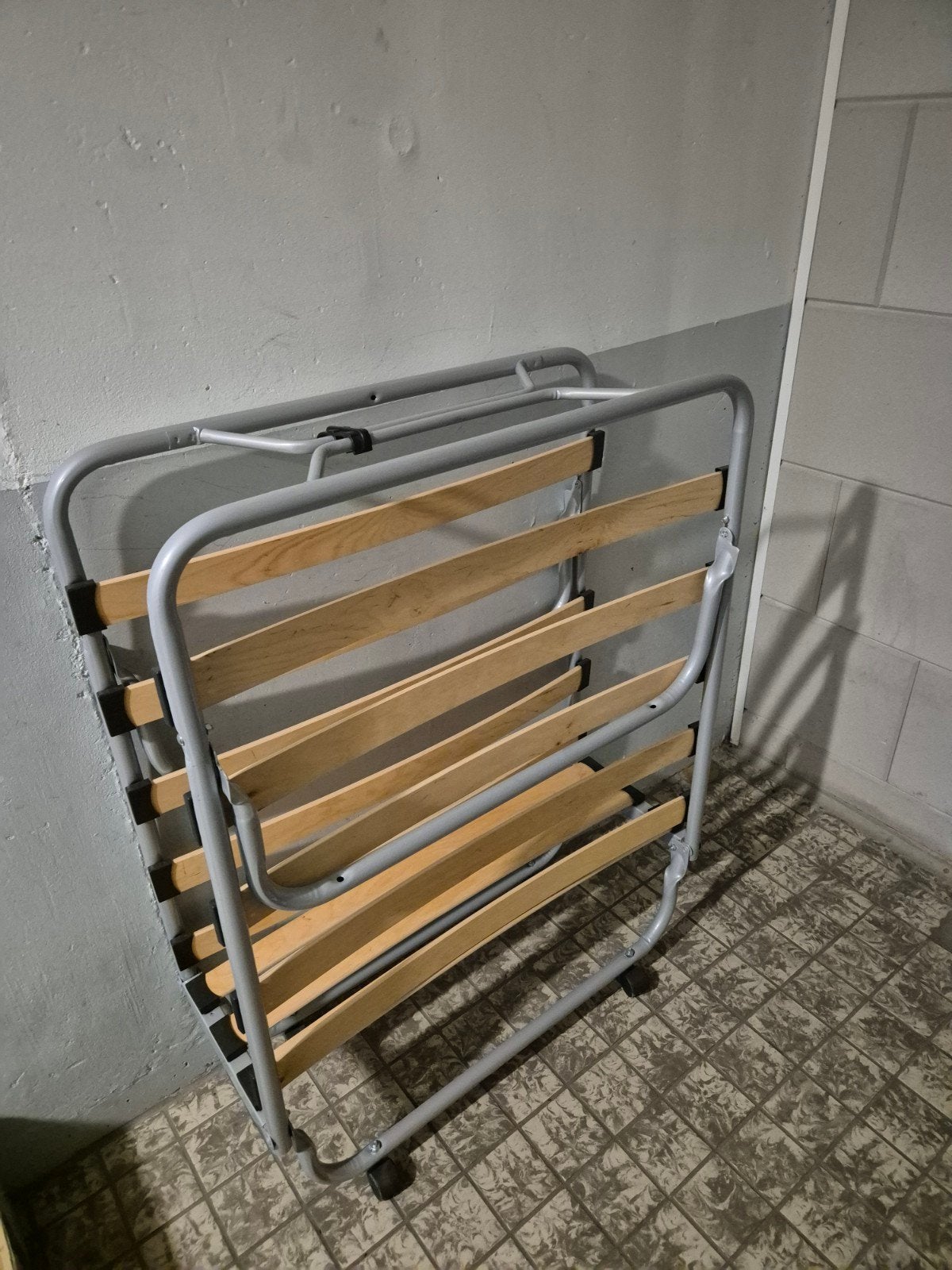 Opvouwbaar logeerbed met lattenbodem, Huis en Inrichting, Ophalen, Eenpersoons, Praktisch en functioneel, 190 cm of minder