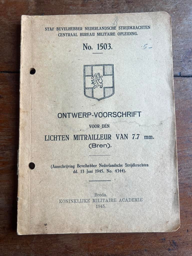 Nederlands KL KNIL Voorschrift Bren Gun 1945 techniek NBS 45, Verzenden, Nederland, Embleem of Badge
