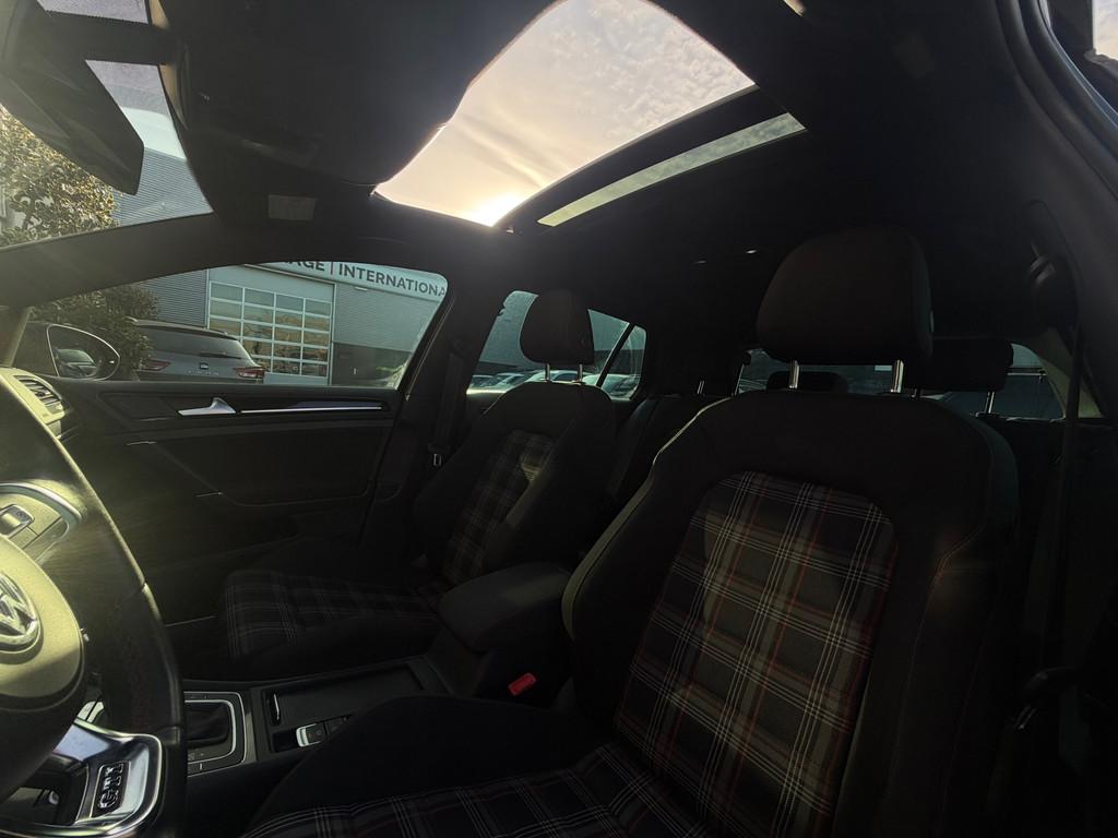 Volkswagen Golf 2.0 TSI GTI DSG Performance 230PK PANO/DYNAU, Gebruikt, Euro 6, 4 cilinders, Alcantara