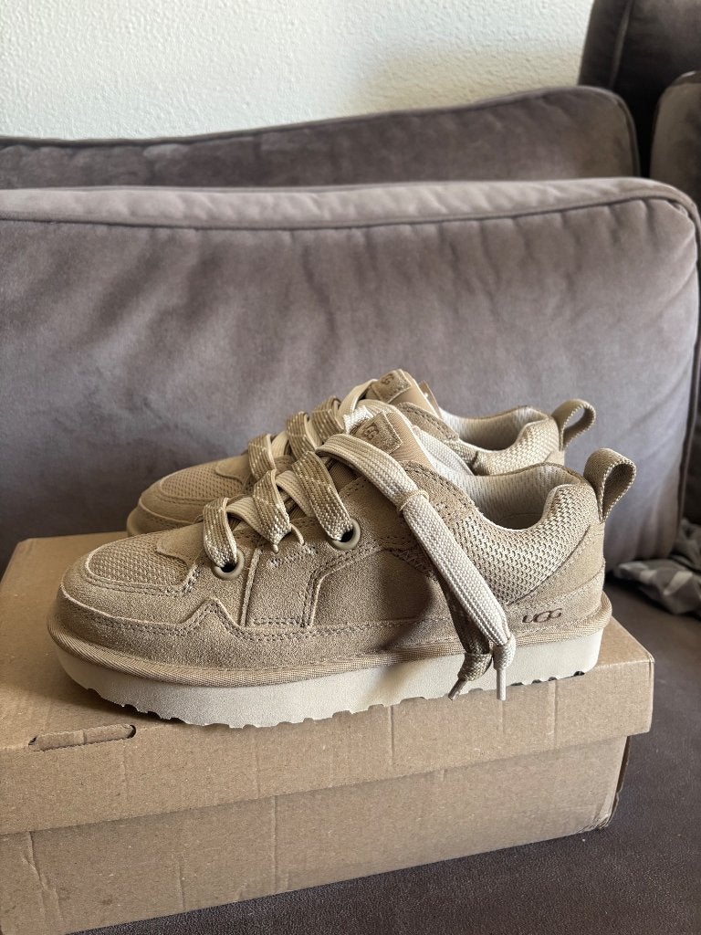 Ugg LOWMEL maat 38 VALT KLEIN! NIEUW IN DOOS, UGG, Beige, Nieuw, Ophalen of Verzenden