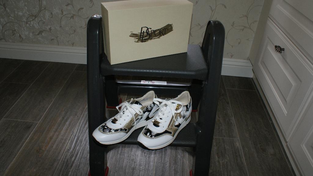 TE KOOP MOOIE NIEUWE SNEAKERS MERK DL SPORT (MET DOOS), Kleding | Dames, Schoenen, Wit, DL SPORT, Nieuw, Ophalen of Verzenden