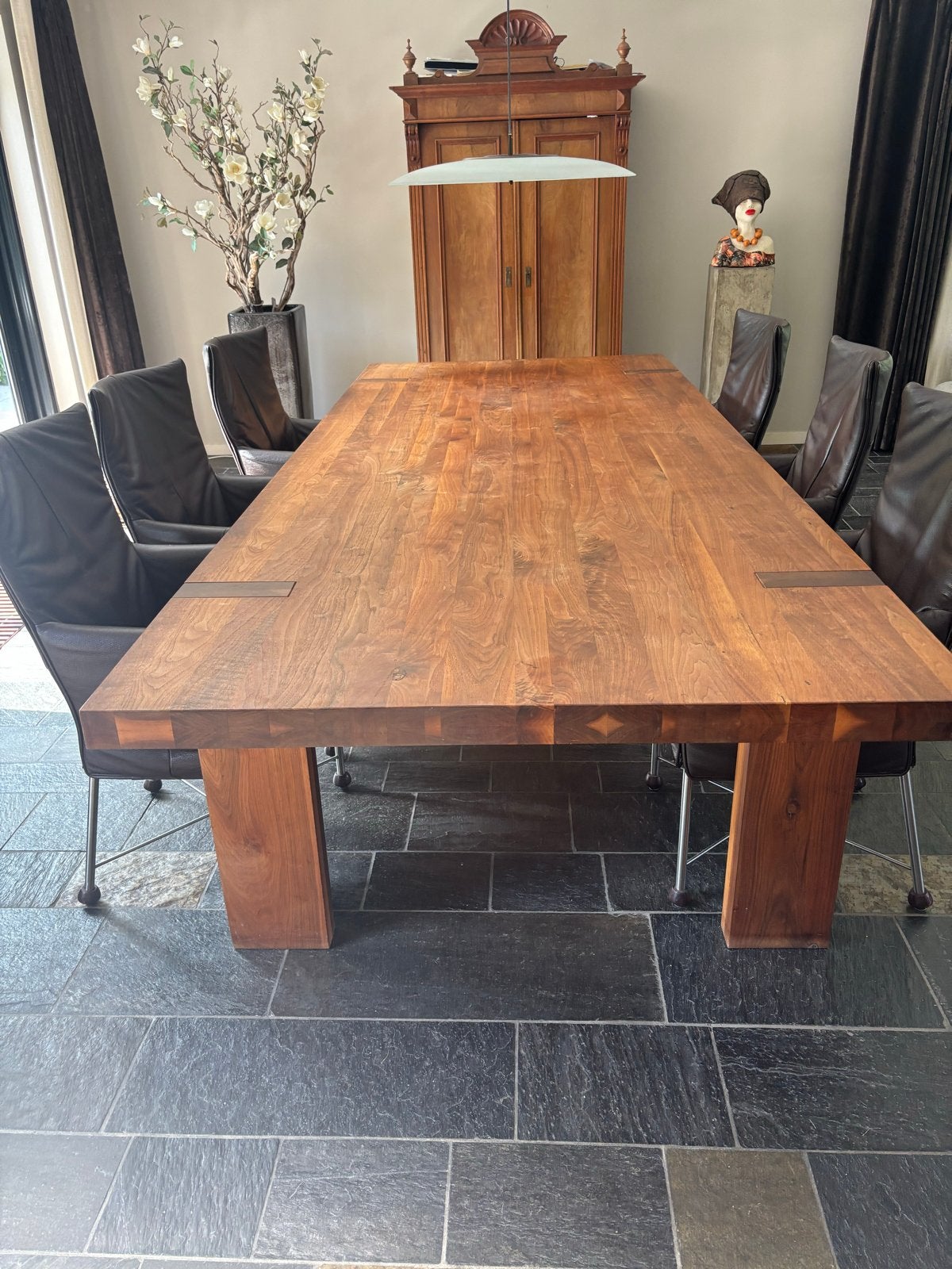 Foto 2 van Massief notenhouten eettafel - 3.00x1.20 x 78