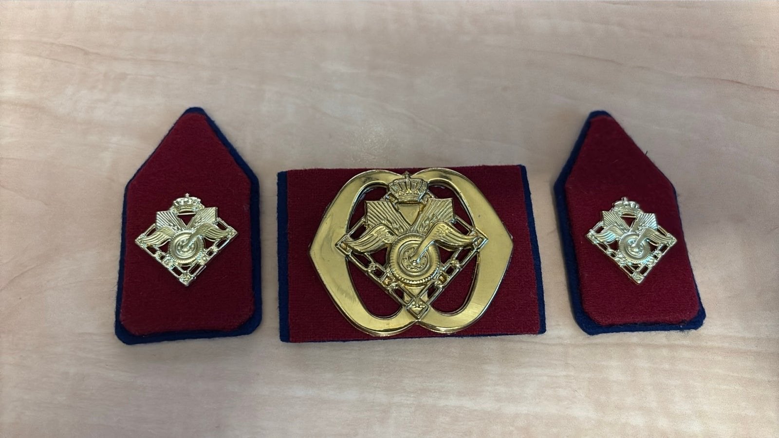 Baret- en kraagemblemen Bevoorrading en Transporttroepen, Verzenden, Landmacht, Nederland, Embleem of Badge