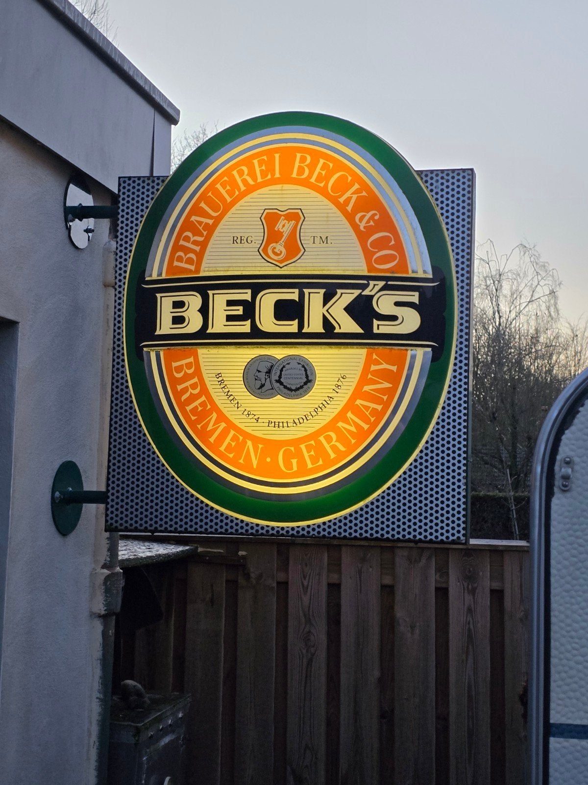 Groot dubbelzijdig verlicht Becks reclamebord, Ophalen