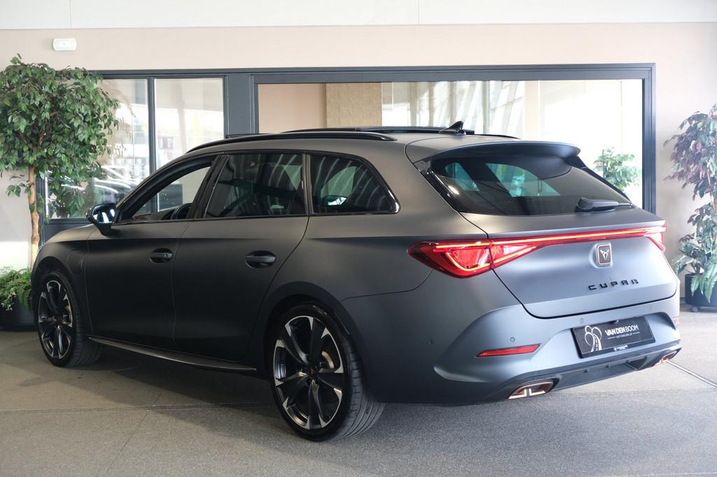 CUPRA Leon Sportstourer 1.4 e-Hybrid VZ 245PK MATT Pano Voll, Auto's, 77 km/l, Gebruikt, Zwart, 4 cilinders