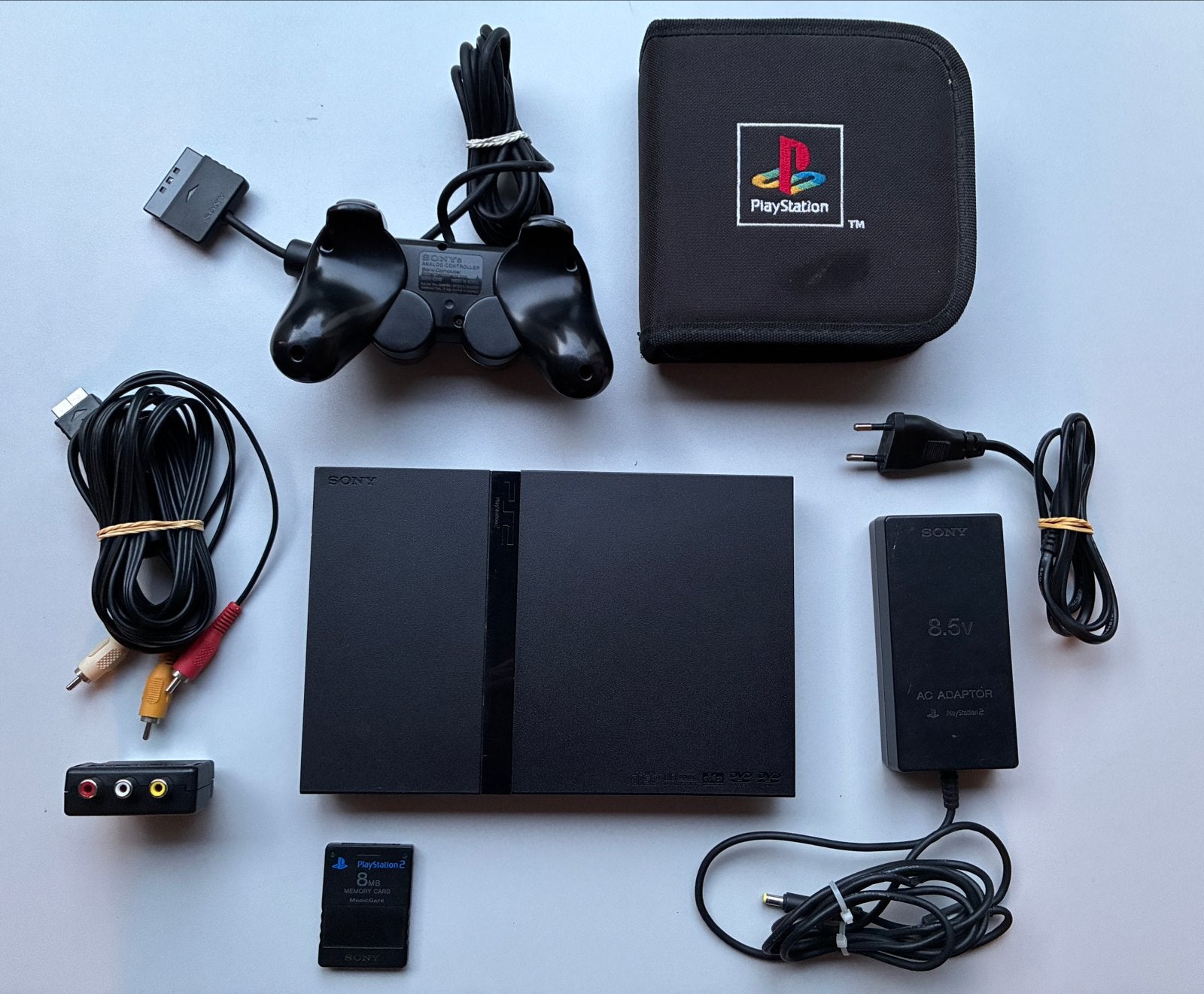 PS2 Slim met retro PS1 opbergmap en 14 games (7 PS2, 7 PS1), Avontuur en Actie, Gebruikt, 1 speler, Ophalen of Verzenden