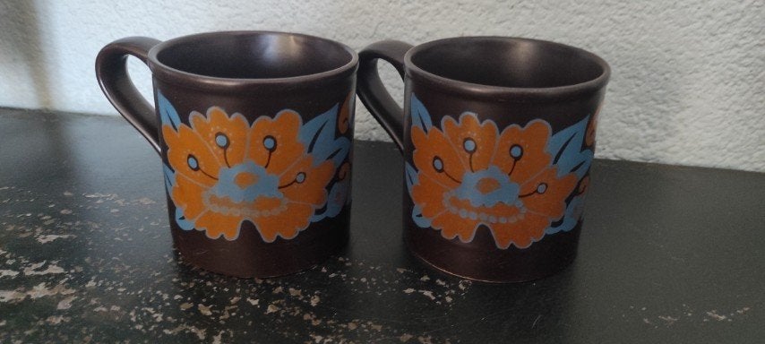 Vintage bruine mokken met bloemen 2x, Gebruikt, Overige merken, Ophalen of Verzenden, Overige stijlen