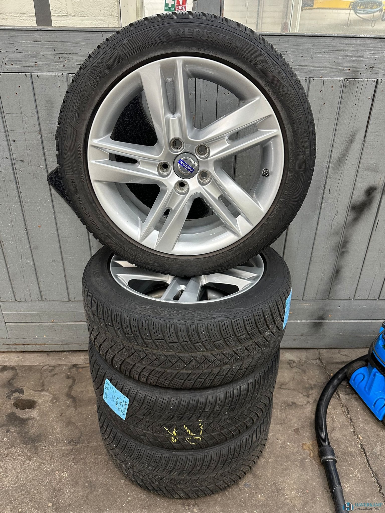 Volvo V60 winterset 235 45 17 origineel, Ophalen, Gebruikt, -, -