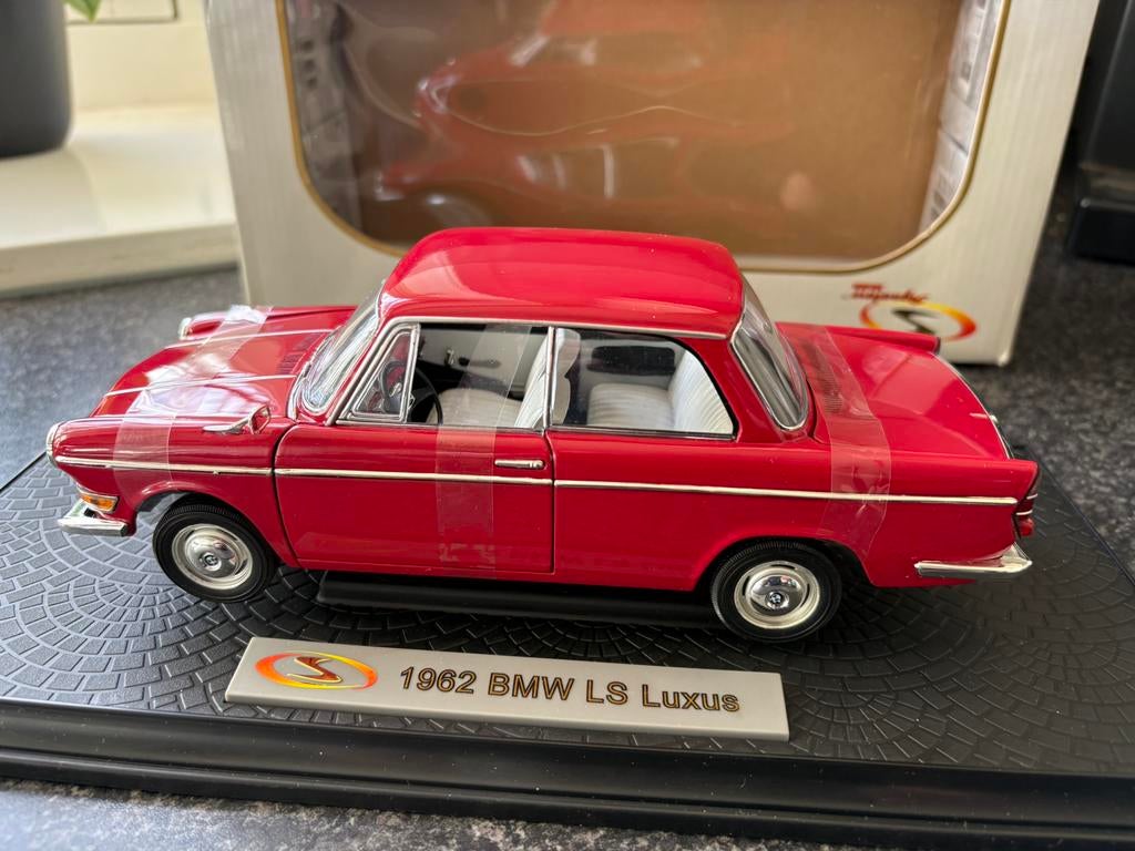 Signature Models BMW LS Luxus Hard Top Red, Schaal 1:18, Hobby en Vrije tijd, Modelauto's | 1:18, Ophalen of Verzenden, Zo goed als nieuw