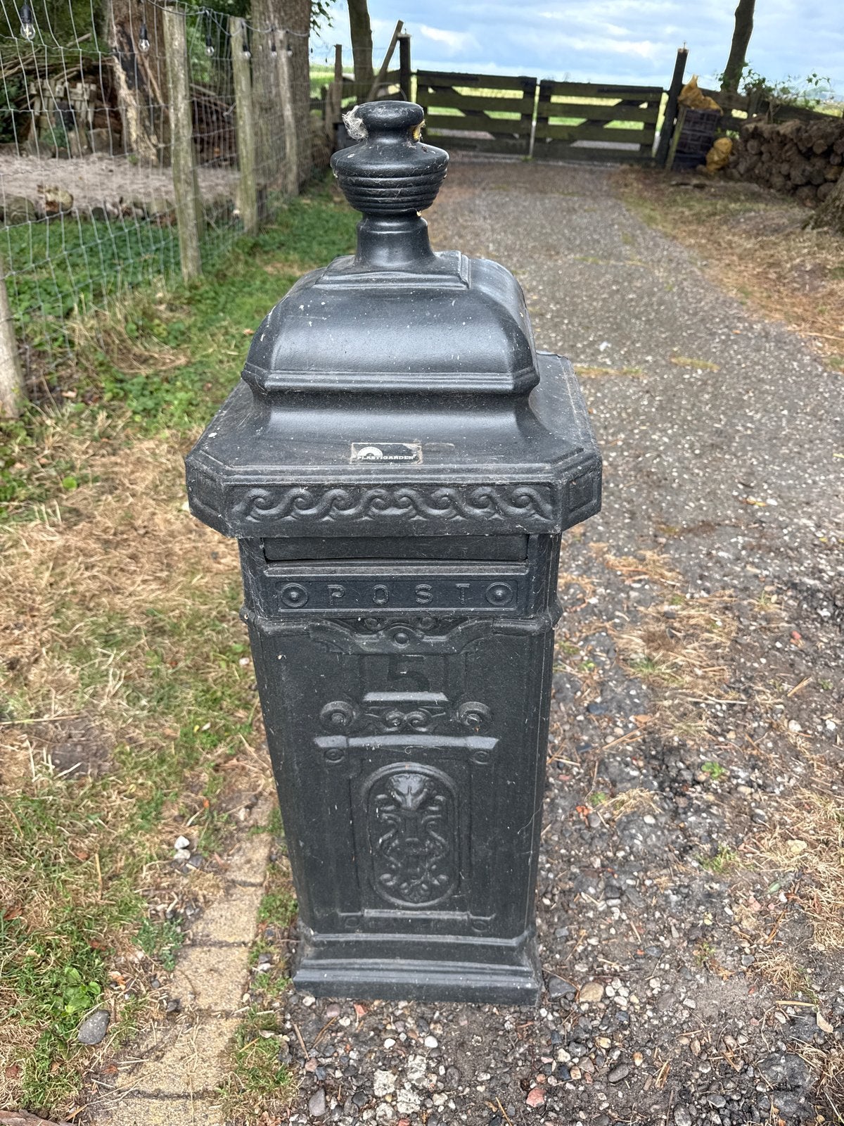 Klassieke staande brievenbus van kunststof, Tuin en Terras, Brievenbussen, Ophalen of Verzenden, Gebruikt, Kunststof, Staande brievenbus