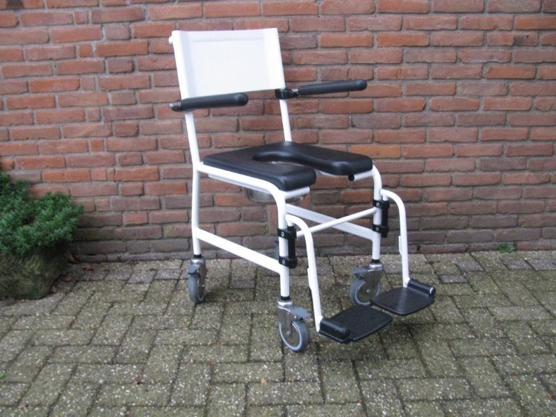 Invacare po douchestoel 46cm RVS po en remmen op 4 wielen, Ophalen, Zo goed als nieuw