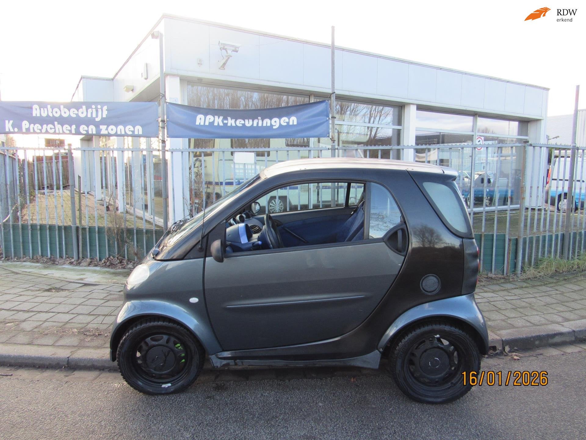 Smart City-coupé Smart & pure, Auto's, Achterwielaandrijving, Gebruikt, 18 €/maand, Zwart