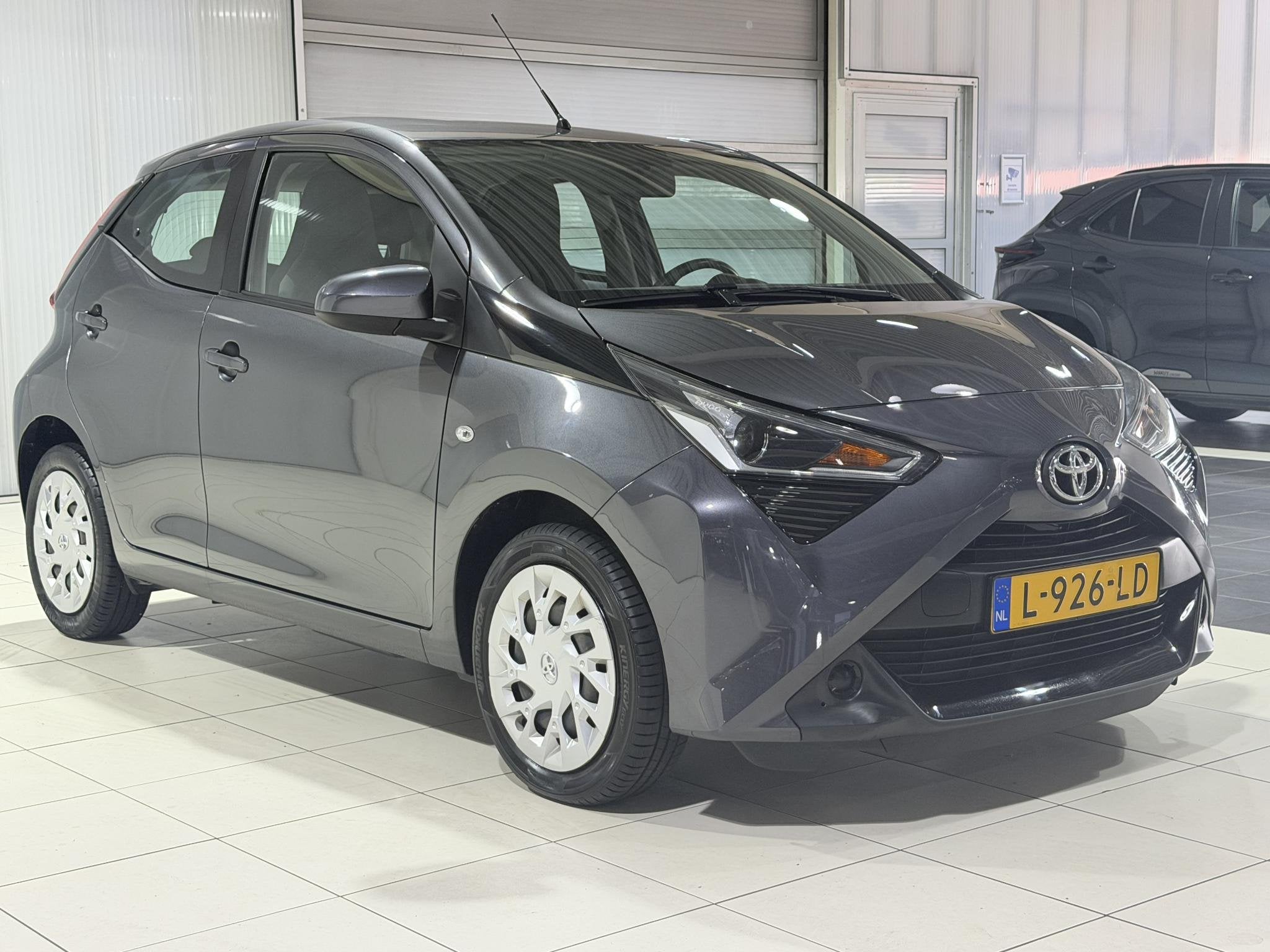Toyota Aygo 1.0 VVT-i x-play limited Apple carplay/anroid au, Auto's, Dealer onderhouden, Stof, Gebruikt, Euro 6
