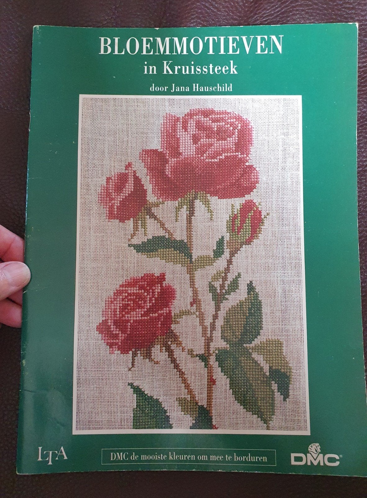 vintage DMC borduurboek 1984 - bloemmotieven, Verzenden, Handborduren, Patroon