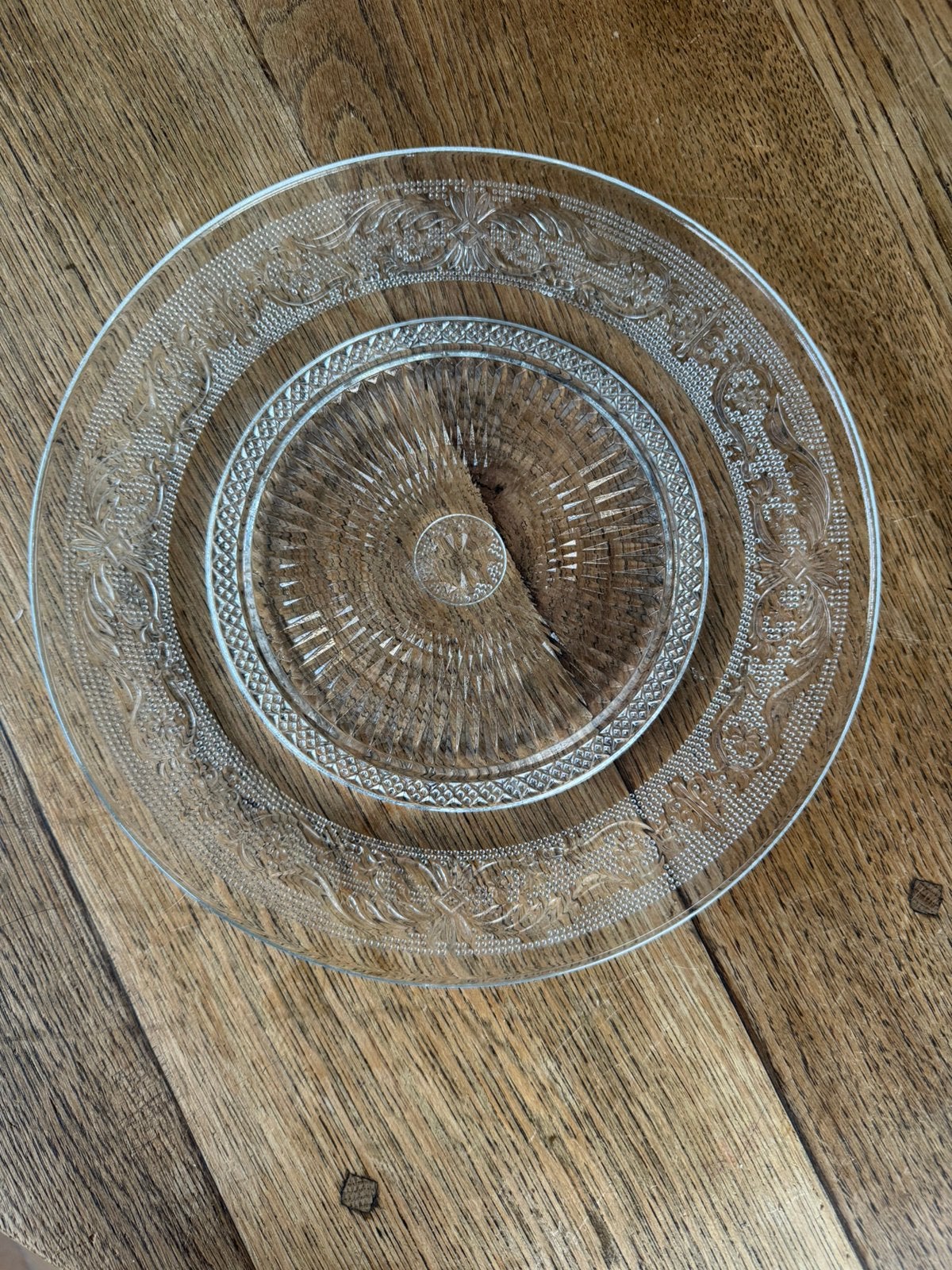 Glazen bord / schaal / plateau met klassiek reliëf – Ø 25 cm, Gebruikt, Ophalen of Verzenden, Glas, Bord(en)