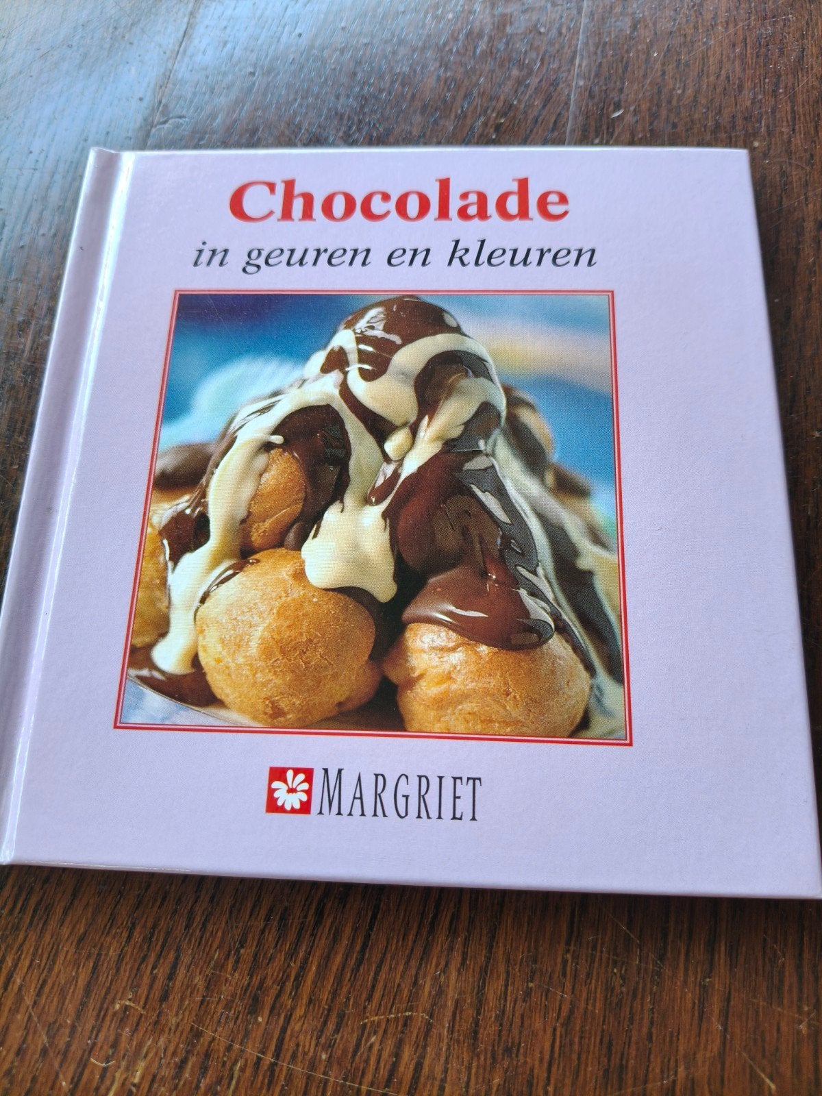 Chocolade in geuren en kleuren - Margriet kookboek, Ophalen of Verzenden, Gelezen, Margriet, Taart, Gebak en Desserts