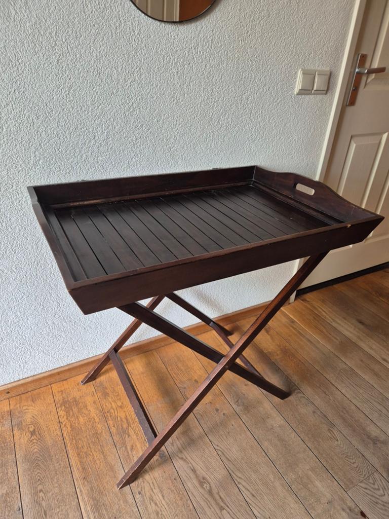 Groot donkerbruin houten dienblad op onderstel., Huis en Inrichting, Woonaccessoires | Dienbladen, Ophalen, Gebruikt, Rechthoekig