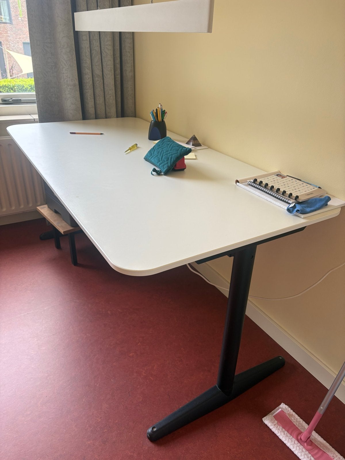IKEA Bekant Zit-sta bureau - Wit blad, Zwart onderstel, Huis en Inrichting, Bureaus, Ophalen, Zit-sta bureau, Elektrisch, Gebruikt