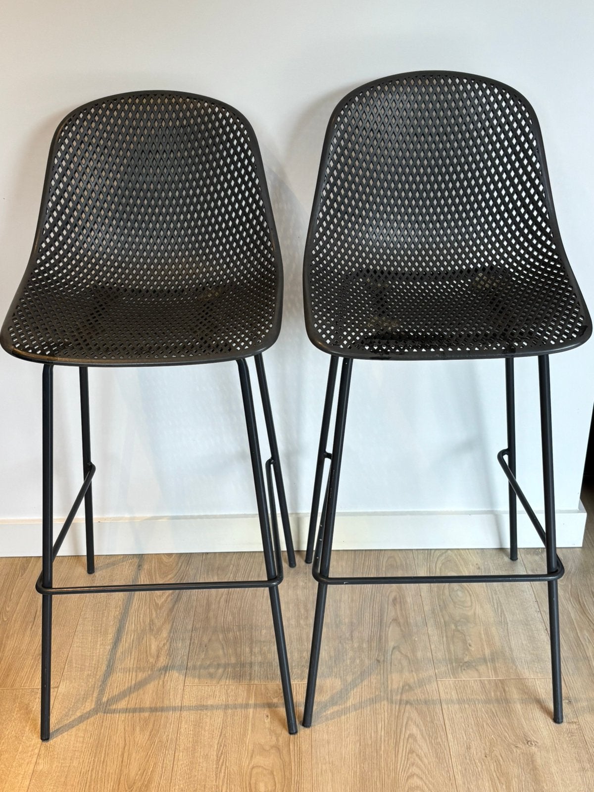 Te koop: 2 Donkergrijze barkrukken, Huis en Inrichting, Barkrukken, Gebruikt, 60 tot 90 cm, Kunststof, Metaal, 2 krukken, Met voetsteun