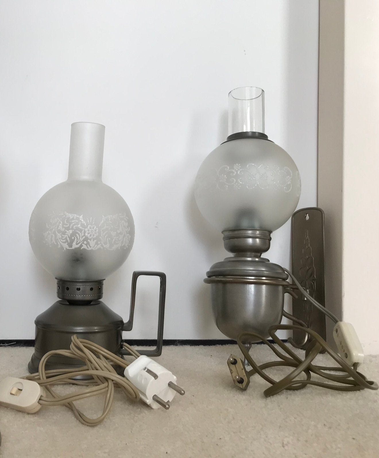Prachtige tinnen lampen met een bewerkte glazen lampenkap, Huis en Inrichting, Ophalen, Zo goed als nieuw