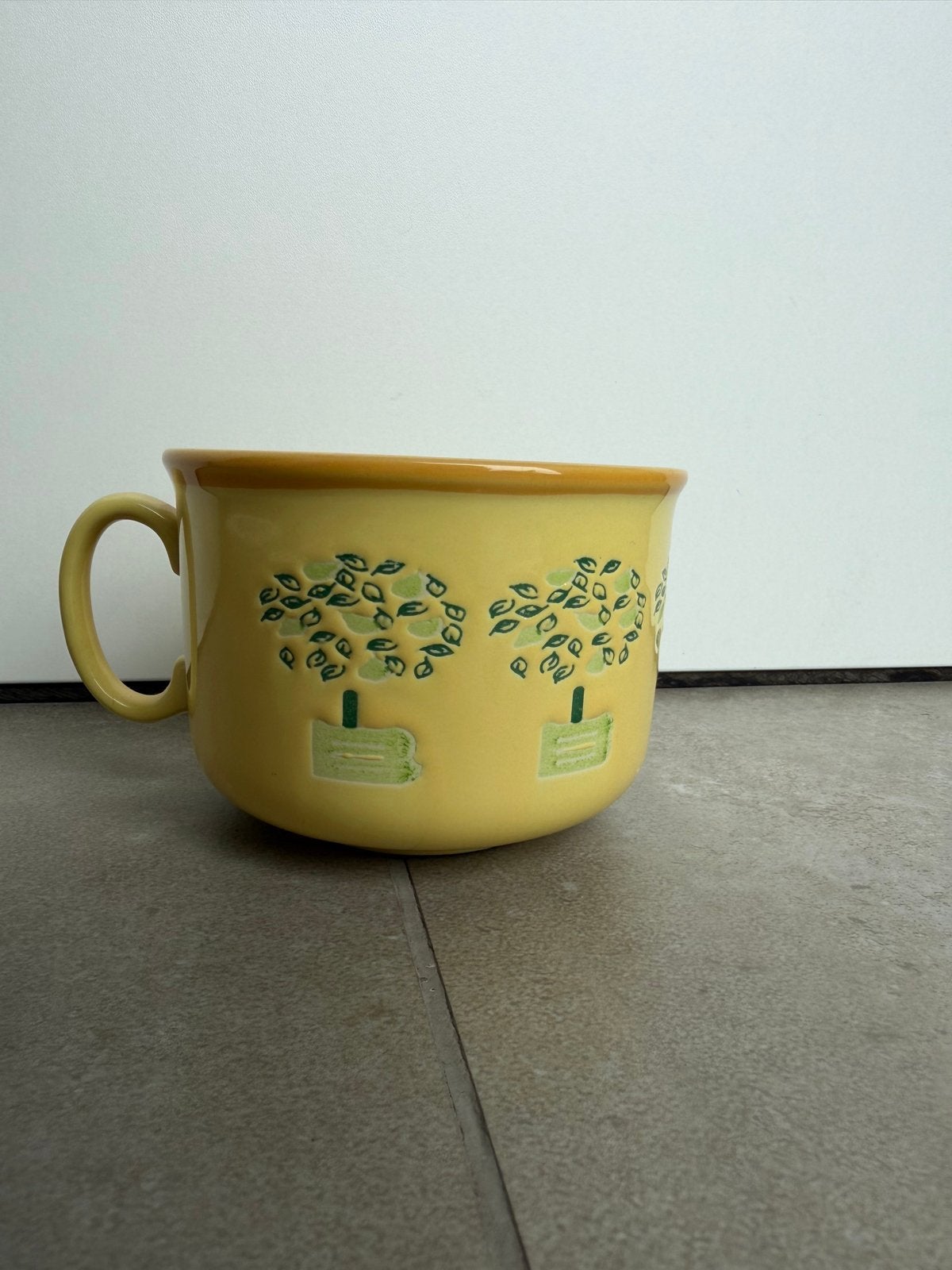 Gele mok met groene boompjes - Just Mugs England, Huis en Inrichting, Gebruikt, Overige merken, Keramiek, Overige stijlen