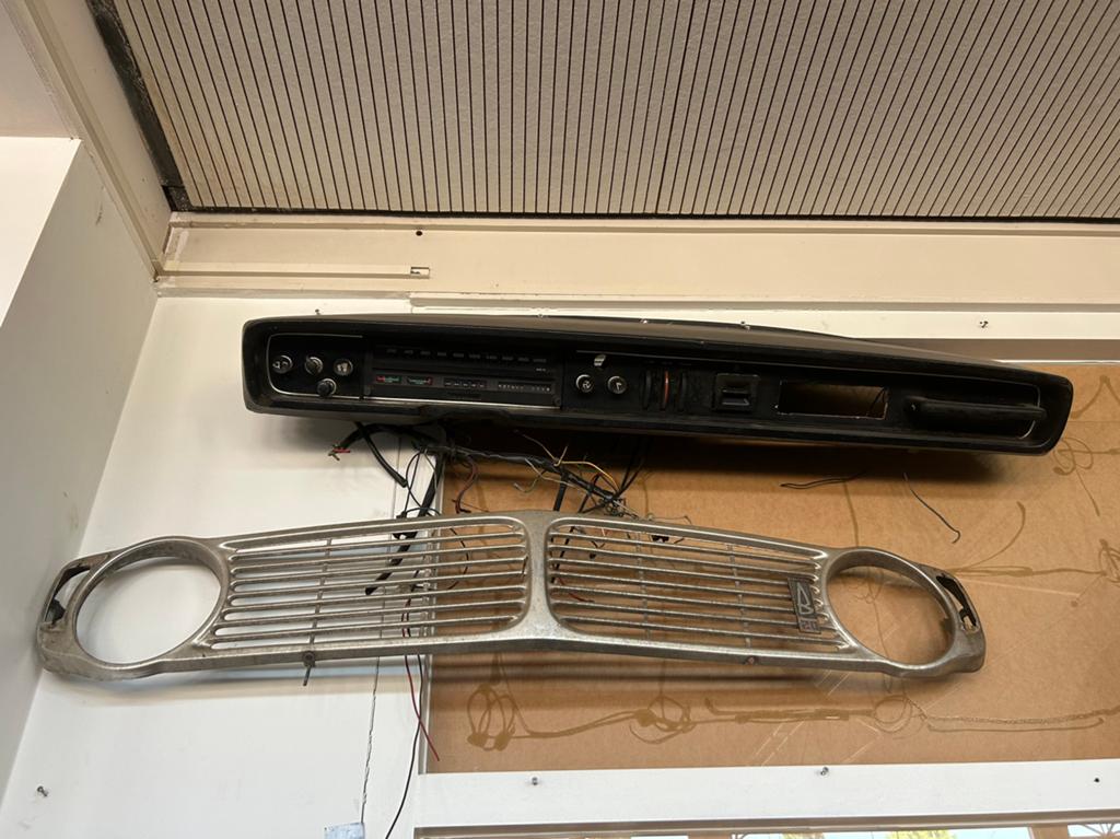 Dashboard en gril. Volvo 144 deluxe 1970. B20 motor, Ophalen, Gebruikt