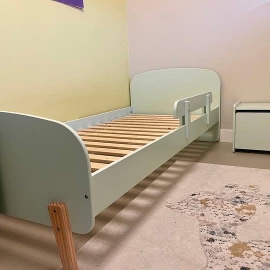 Bed Kiddy mintgroen incl. uitvalbeveiliging en nachtkastje, Ophalen, 85 tot 100 cm, Gebruikt, Lattenbodem