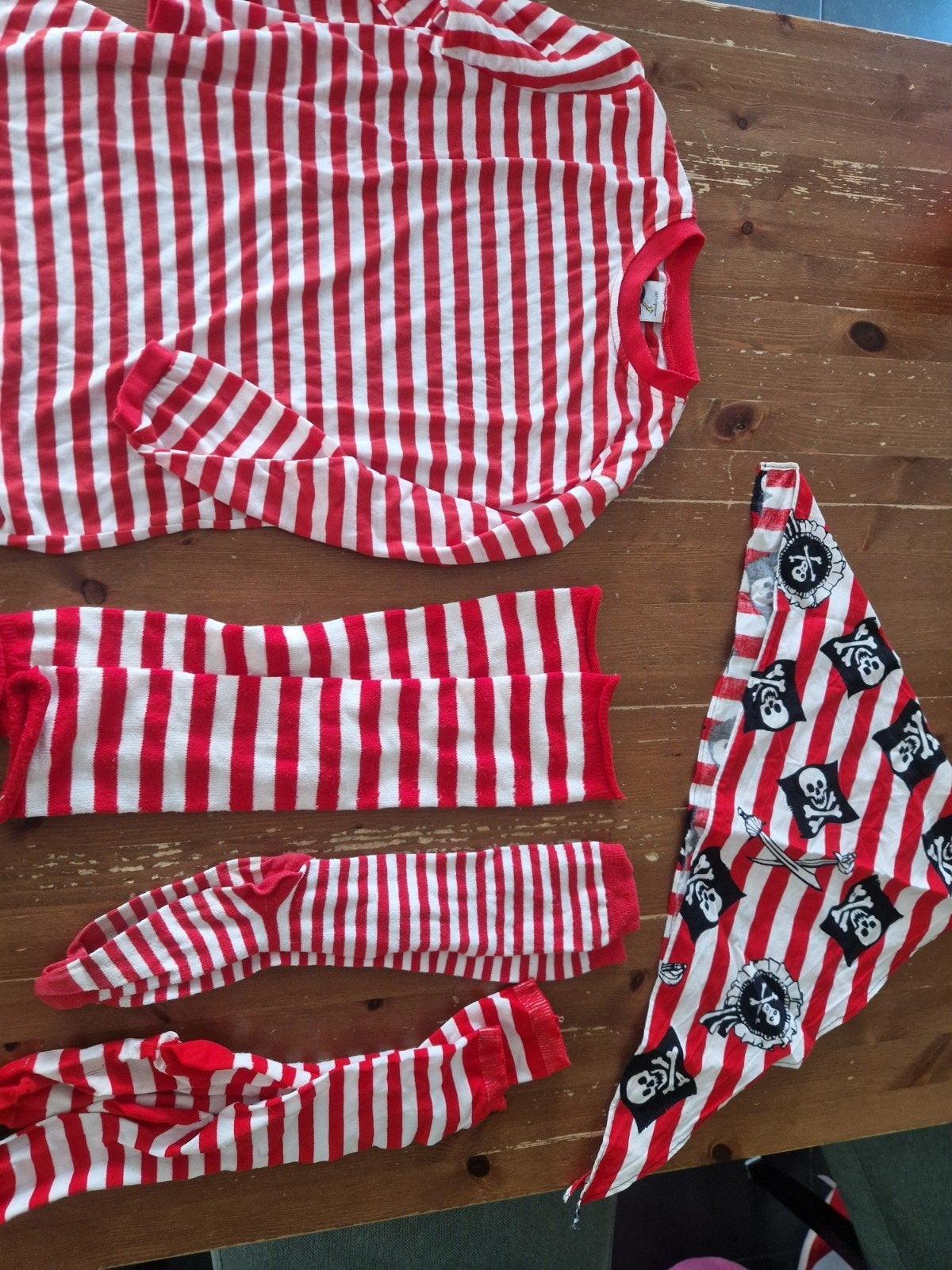 Piraten verkleedset: shirt, beenwarmers, sokken, bandana, Gebruikt, Jongen of Meisje, Ophalen of Verzenden, Setje
