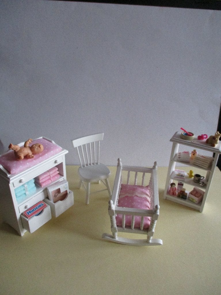 poppenhuis baby kamer met acc. zitten vast, Ophalen of Verzenden, Zo goed als nieuw, Decoratie