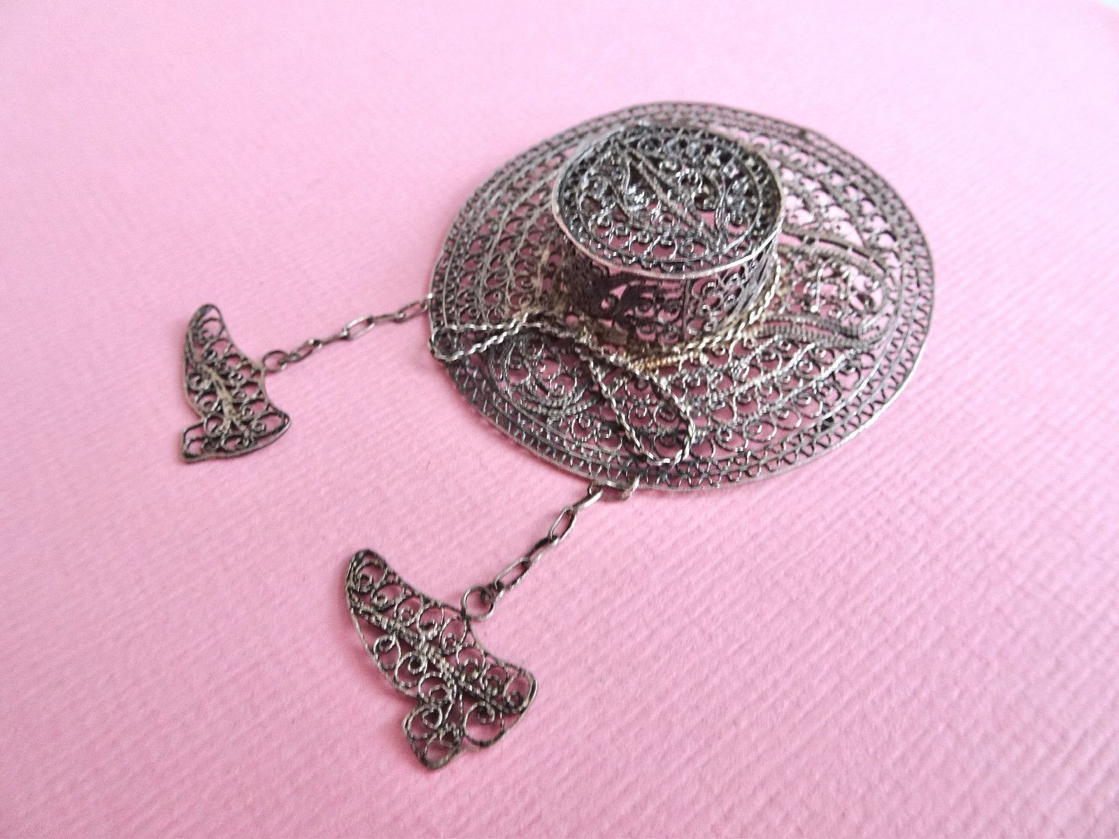 jw Art Deco 20s zilver filigrain hoed schoenen broche antiek, Verzenden, Zilver, Broche