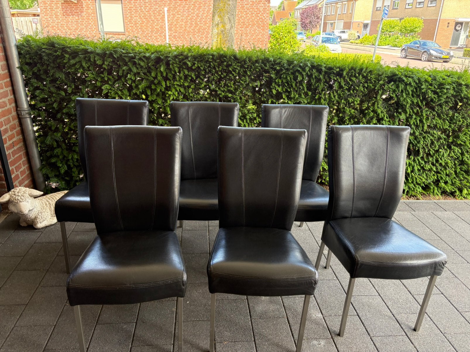 6 zwarte rundlederen stoel met handgreep op achterzijde., Huis en Inrichting, Stoelen, Ophalen, Zwart, Leer, Zo goed als nieuw