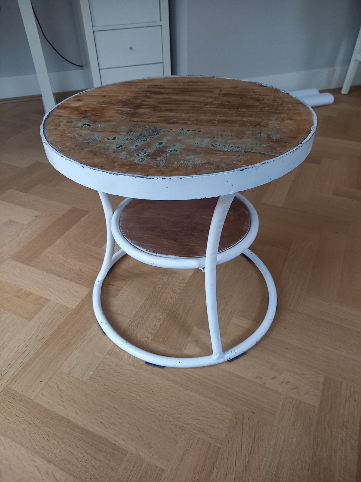 Vintage look bijzettafel met houten blad en metalen onderste, Minder dan 55 cm, Gebruikt, Metaal of Aluminium, Rond