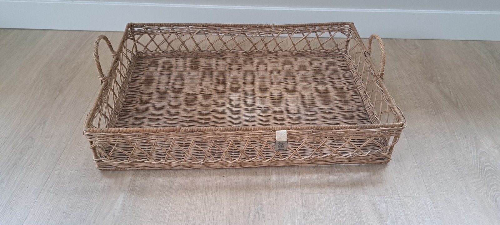 Grote rieten mand / schaal met handvatten, Huis en Inrichting, Woonaccessoires | Schalen en Manden, Ophalen of Verzenden, Zo goed als nieuw