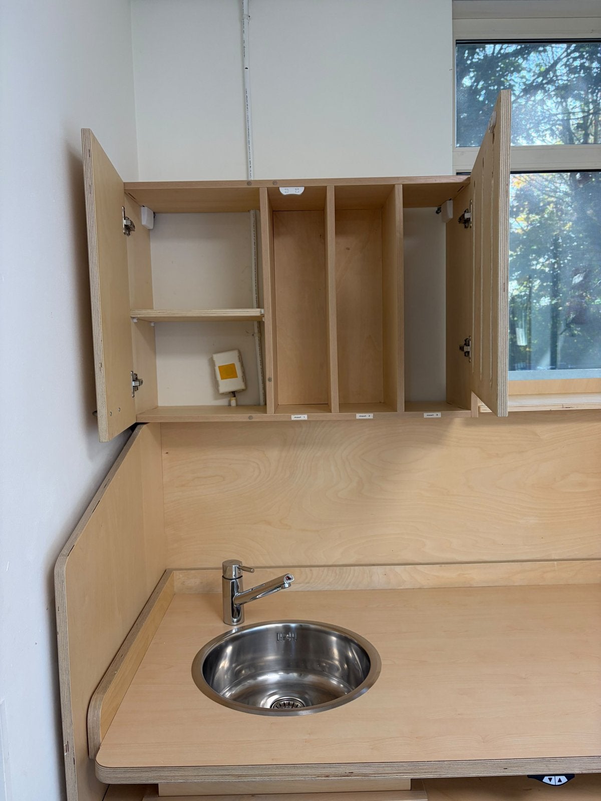 Foto 8 van In hoogte verstelbare commode met kraan, trapje en luierkast